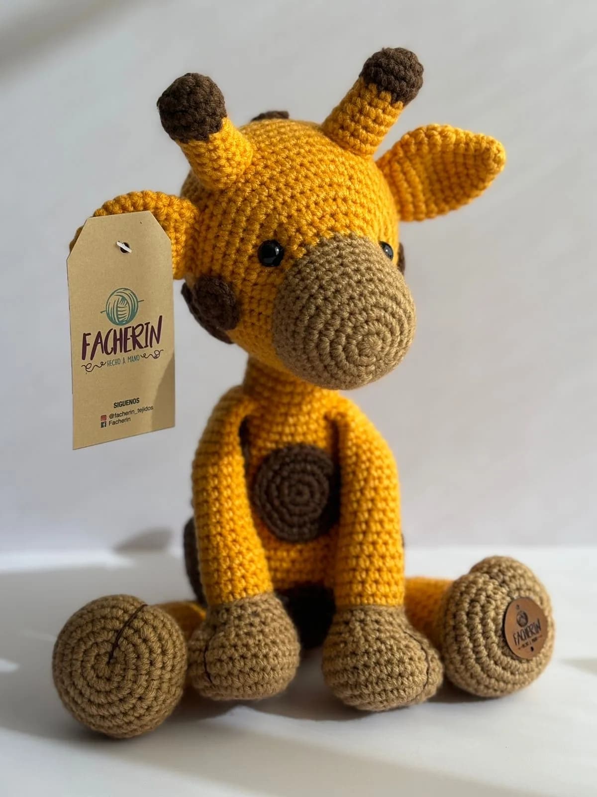 Jirafa a crochet sentada