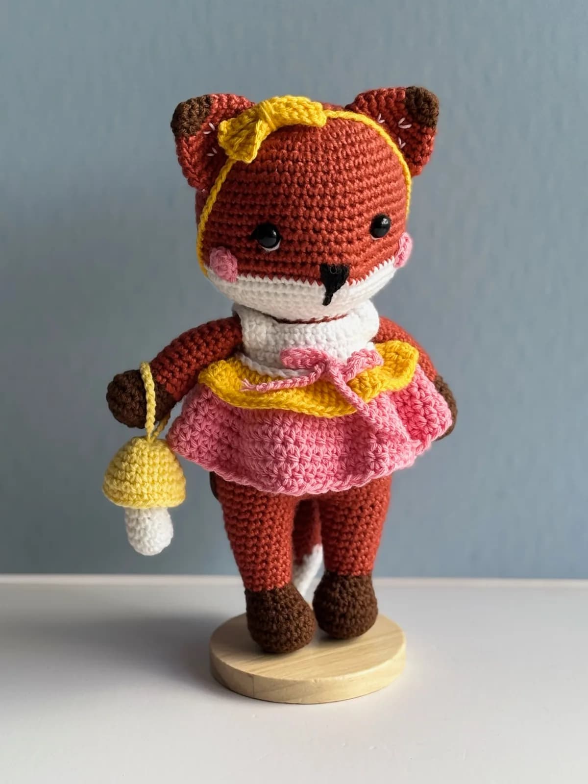 Zorra tejida a crochet con ropa y accesorios